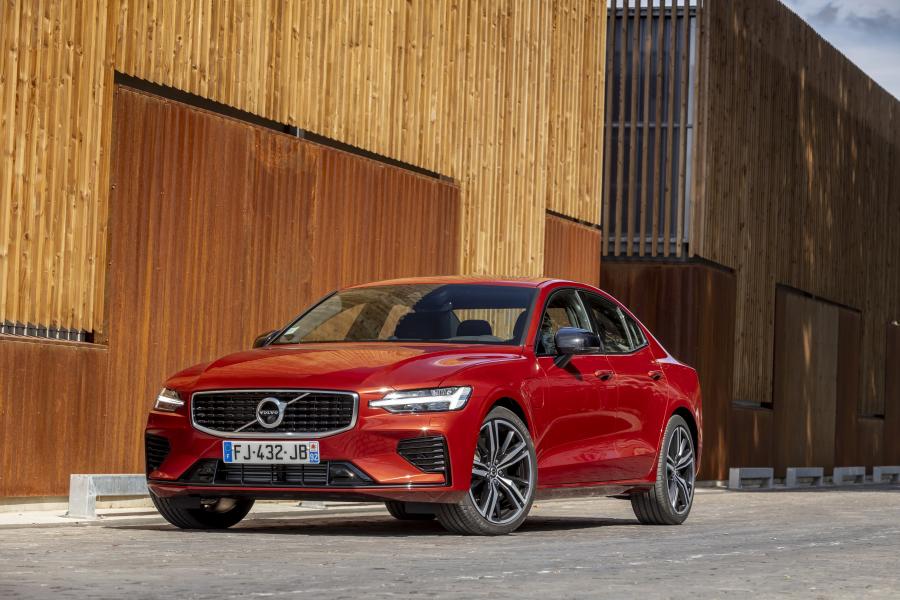 Volvo S60 T8 R-Design 2018 года  (WW) (фото 16 из 40)